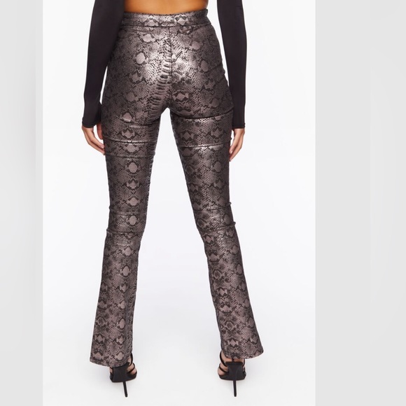 Forever 21 Snake Print Stretch Bootcut Jeans - Purple Size 24 - Picture 10 of 11